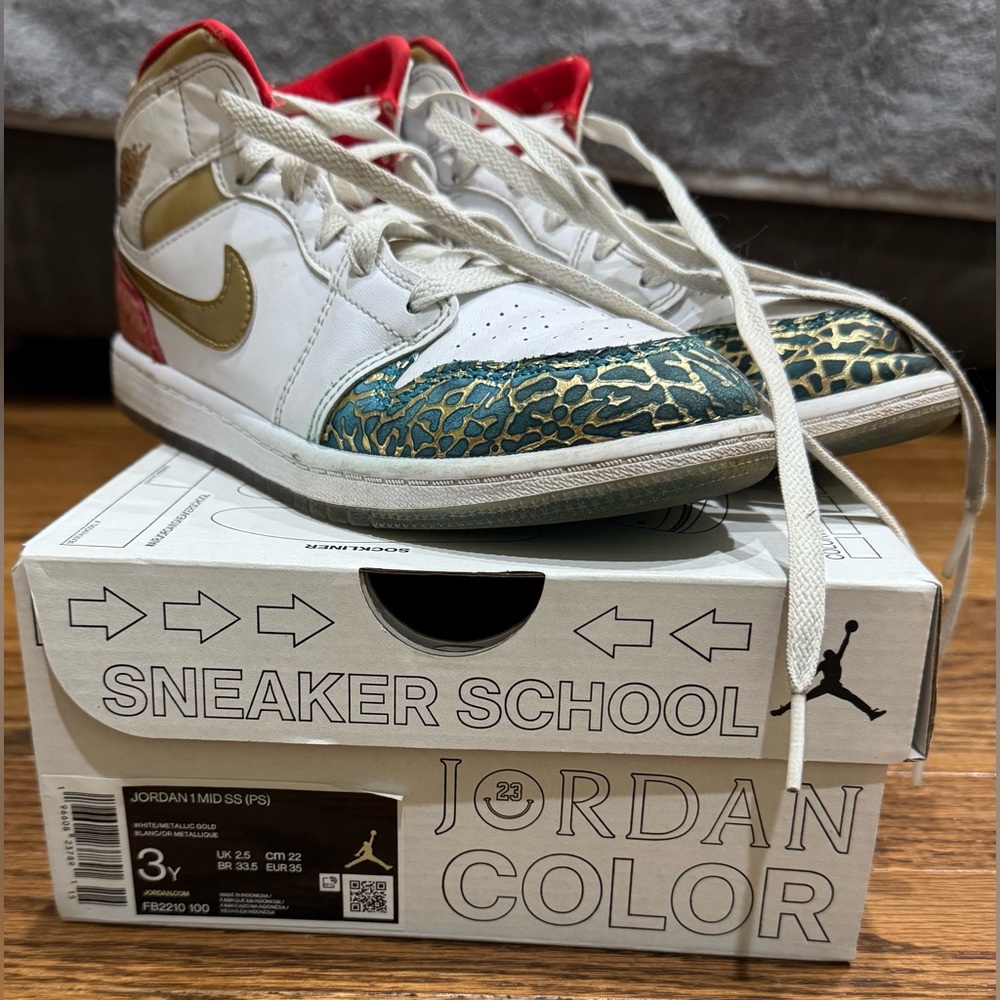 Jordan 1 Mid SS, white/metallic gold in youth size 3